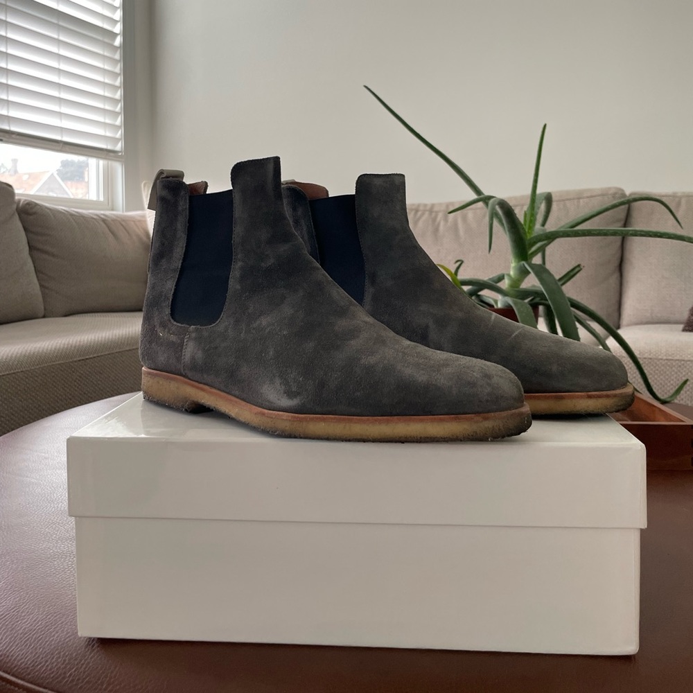 Common Projects Chelsea Boot in Dark Grey Suede - 43